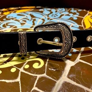 WESTERN FASHION Belt with Western Buckle. Sz: 7/28”